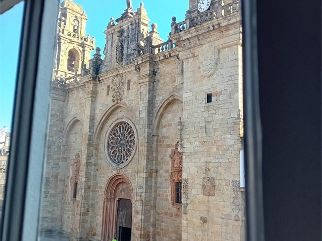 Bajo frente a la Plaza de la Catedral de Mondoñedo