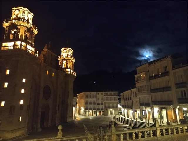 Piso frente a la Catedral de Mondoñedo